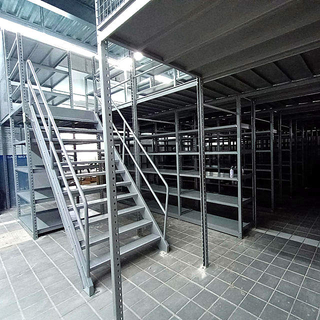 Mezzanine supportée par support léger pour loft grenier
