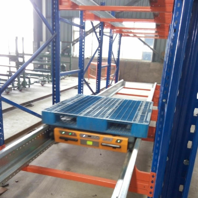 Rayonnage industriel automatique de navette de palette de stockage par radio en métal de Fifo d&#39;entrepôt